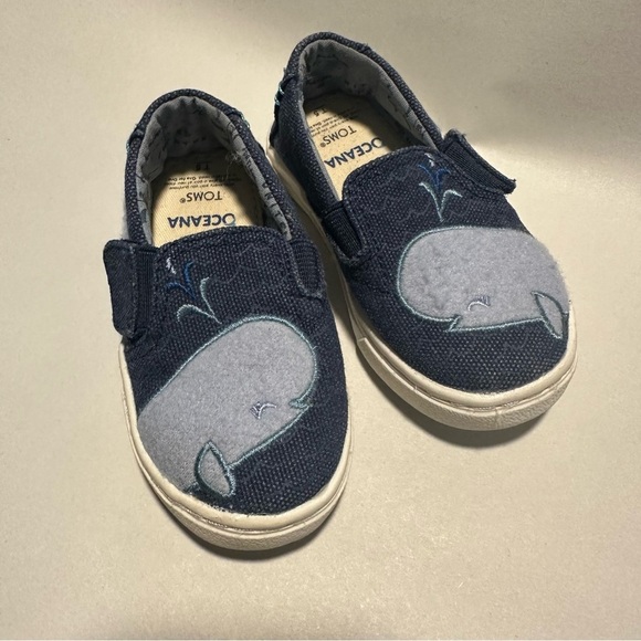 Tom’s toddler blue whale design slip on sneakers - Picture 1 of 6